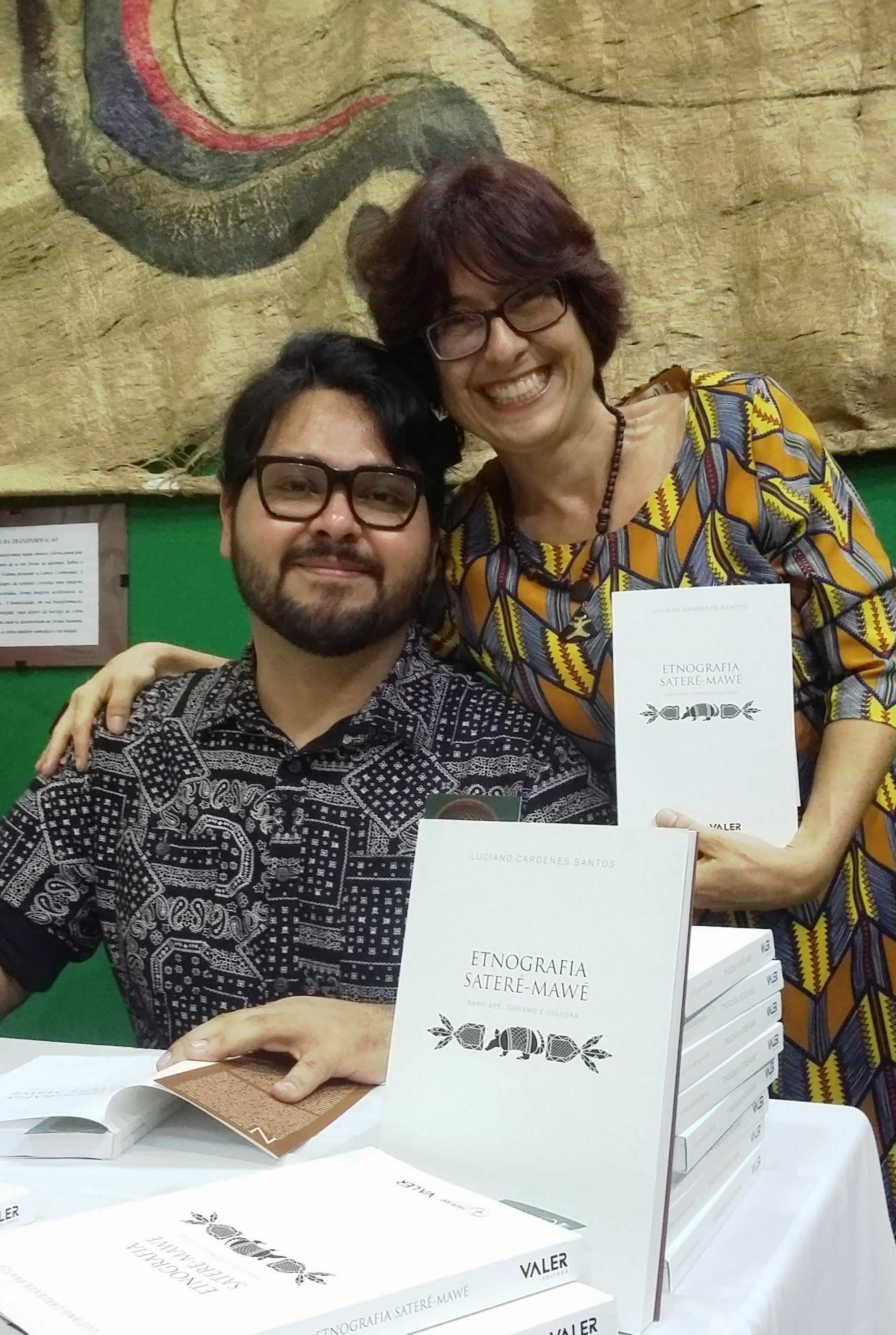O pesquisador e autor do livro e orientadora, professora Maria Helena Ortolan